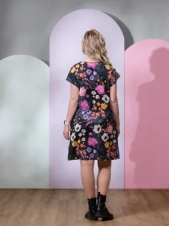 KESÄmekko (Kuningatarkukka muste / fuksia trikoo)