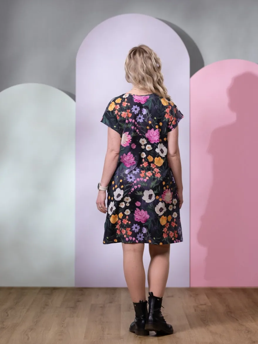KESÄmekko (Kuningatarkukka muste / fuksia trikoo)