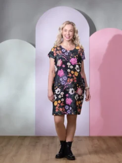 KESÄmekko (Kuningatarkukka muste / fuksia trikoo)